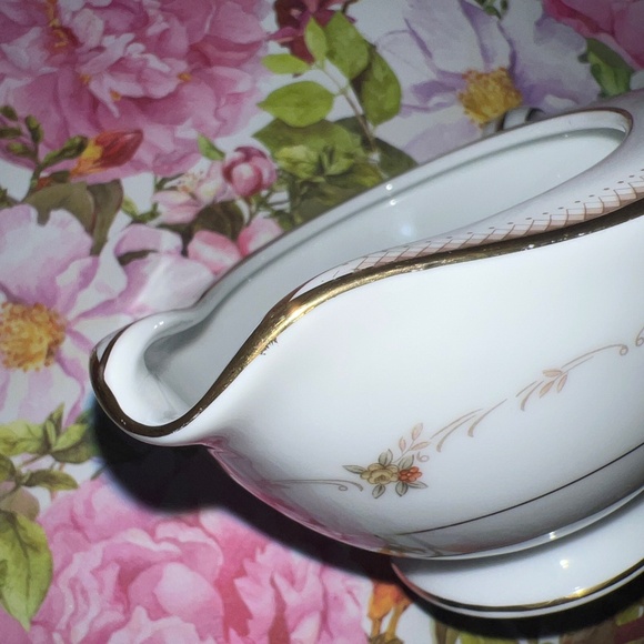 Noritake “Joanne” pattern Creamer - EUC - Picture 9 of 10